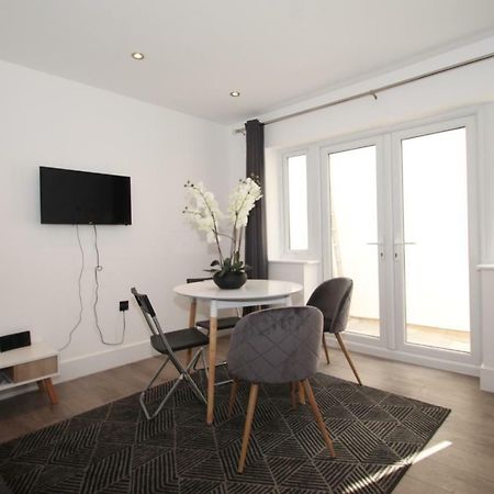 Coulsdon Penthouse Apartment Екстериор снимка